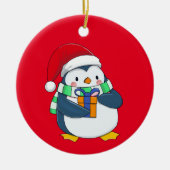 Pinguïn in een kerstpet met cadeau keramisch ornament (Voorkant)