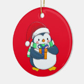 Pinguïn in een kerstpet met cadeau keramisch ornament (Links)
