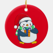 Pinguïn in een kerstpet met cadeau keramisch ornament (Achterkant)