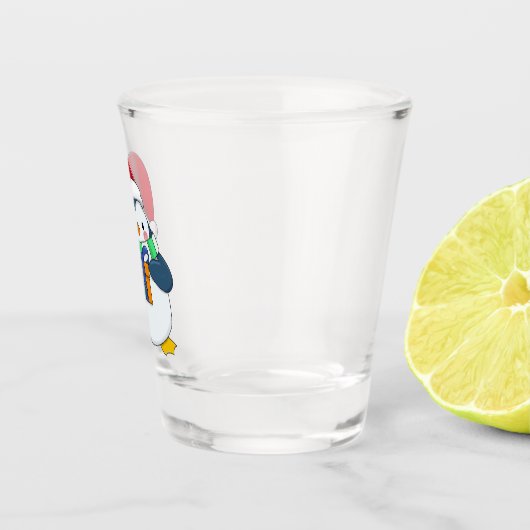 Pinguïn in een kerstpet met cadeau shot glas (Rechts)