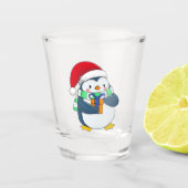 Pinguïn in een kerstpet met cadeau shot glas (Voorkant)