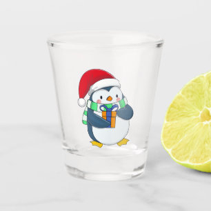 Pinguïn in een kerstpet met cadeau shot glas