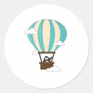 Pinguïn in luchtballon en wolken ronde sticker