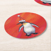 Pinguïn in Santa Hat op rood Ronde Kartonnen Onderzetter (Gebogen)