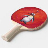 Pinguïn in Santa Hat op rood Tafeltennisbatje (Voorkant Gekanteld)