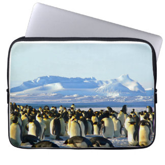 Pinguïn kolonie op ijs laptop sleeve