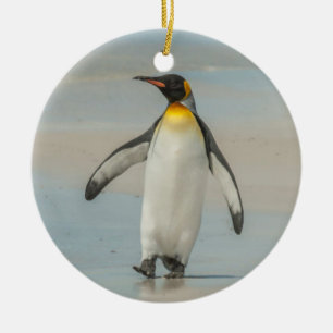 Pinguïn loopt op het strand keramisch ornament