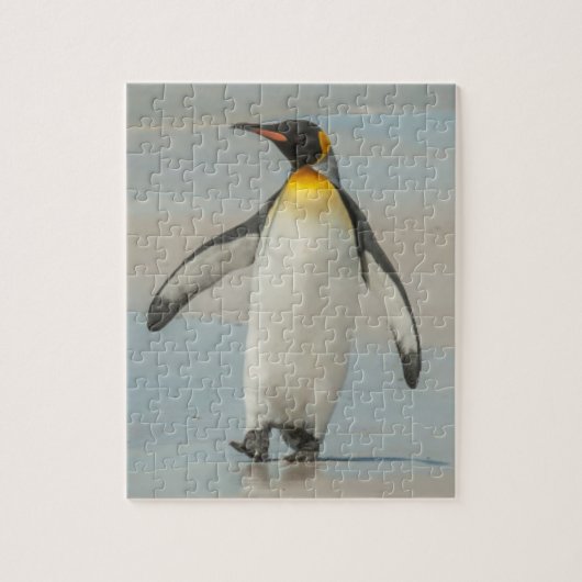 Pinguïn loopt op het strand legpuzzel (Verticaal)