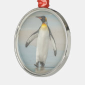 Pinguïn loopt op het strand metalen ornament (Links)