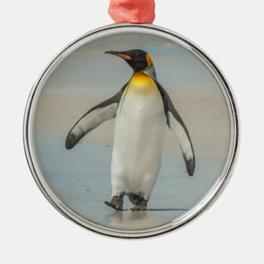 Pinguïn loopt op het strand metalen ornament (Voorkant)