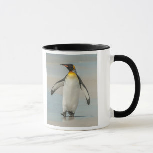 Pinguïn loopt op het strand mok