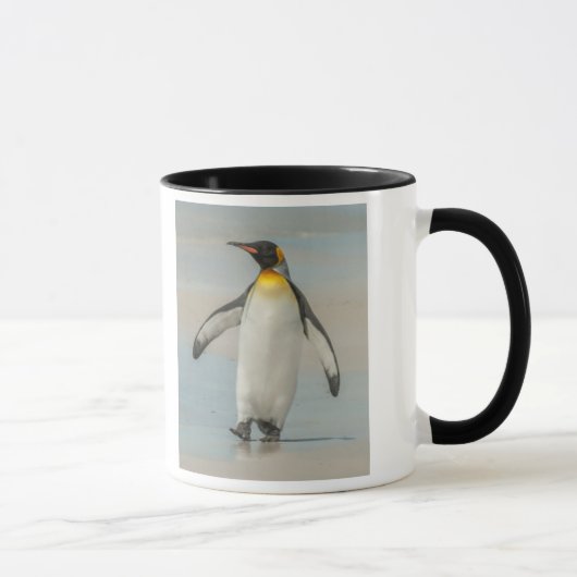 Pinguïn loopt op het strand mok (Rechts)