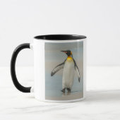 Pinguïn loopt op het strand mok (Links)