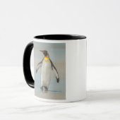Pinguïn loopt op het strand mok (Voorkant links)