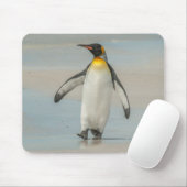 Pinguïn loopt op het strand muismat (Met muis)