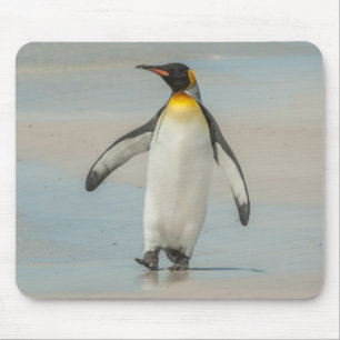 Pinguïn loopt op het strand muismat