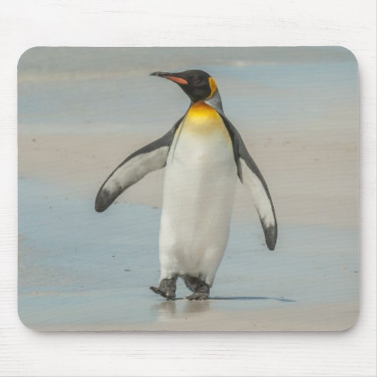Pinguïn loopt op het strand muismat (Voorkant)