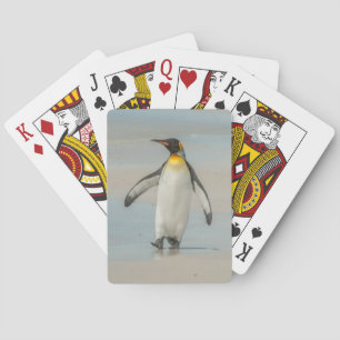 Pinguïn loopt op het strand speelkaarten
