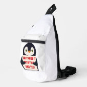 Pinguïn mascotte met een bord voor aangepaste teks sling bag (Rechterhoek)