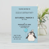 Pinguïn met een ballon gepersonaliseerd verjaardag kaart (Staand voorkant)