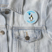 Pinguïn met een blauwe ballon ronde button 5,7 cm (In situ)
