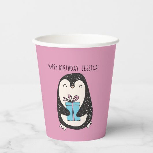 Pinguïn met een Cadeau gepersonaliseerd geboorteda Papieren Bekers (Voorkant)