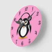 Pinguïn met hoofdtelefoon ronde klok (Hoek)