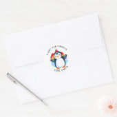 Pinguïn met Kerstman Hoed Kerstkaart van en voor Ronde Sticker (Envelop)