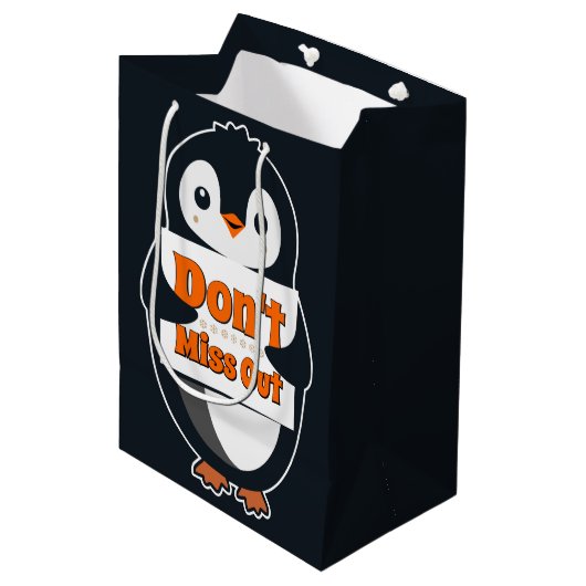 Pinguïn met 'Mis het niet' bord Medium Cadeauzakje (Voorkant Gekanteld)