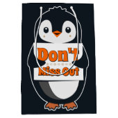 Pinguïn met 'Mis het niet' bord Medium Cadeauzakje (Voorkant)