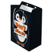 Pinguïn met 'Mis het niet' bord Medium Cadeauzakje (Achterkant Gekanteld)