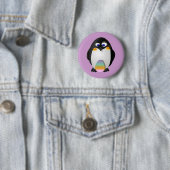 Pinguïn met paaseieren ronde button 5,7 cm (In situ)