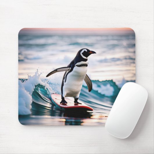 Pinguïn op een surfbord muismat (Met muis)