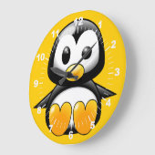 Pinguïn op gele wandklok (Hoek)
