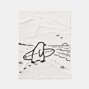 Pinguïn op weg naar het strand met een surfplank fleece deken