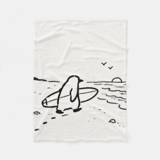 Pinguïn op weg naar het strand met een surfplank fleece deken