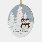 Pinguïn paar houdt van Schattigee kerstversiering Keramisch Ornament (Rechts)