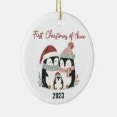 Pinguïn Paradise: Eerste Kerstmis van Drie Pinguïn Keramisch Ornament (Rechts)