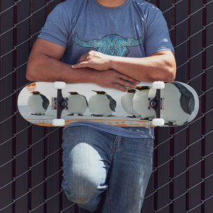 Pinguïn plezier in de zon skateboard