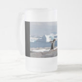 Pinguïn voor een ijsboog matglas bierpul (Voorkant links)