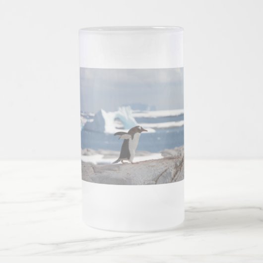 Pinguïn voor een ijsboog matglas bierpul (Center)