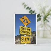 Pinguïns die het gele wegteken kruisen briefkaart (Staand voorkant)