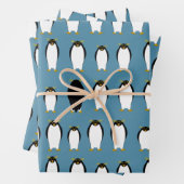 Pinguïns die papierbladen overvullen inpakpapier vel (In situ)