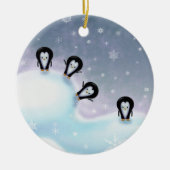 Pinguïns hebben een leuk kerstversiering keramisch ornament (Voorkant)