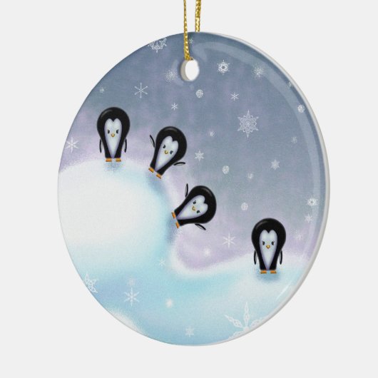 Pinguïns hebben een leuk kerstversiering keramisch ornament (Links)
