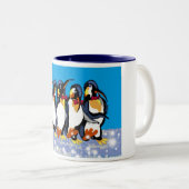 Pinguïns in de kom, vrolijk kerstfeest. tweekleurige koffiemok (Voorkant rechts)