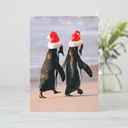 Pinguïns in kerstmannenmutsen op het strand feestdagenkaart (Staand voorkant)