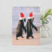 Pinguïns in Santa hoeden op het strand Feestdagenkaart (Staand voorkant)