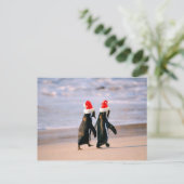 Pinguïns in Santa hoeden op het strand Feestdagenkaart (Staand voorkant)