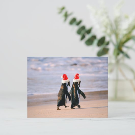 Pinguïns in Santa hoeden op het strand Feestdagenkaart (Staand voorkant)